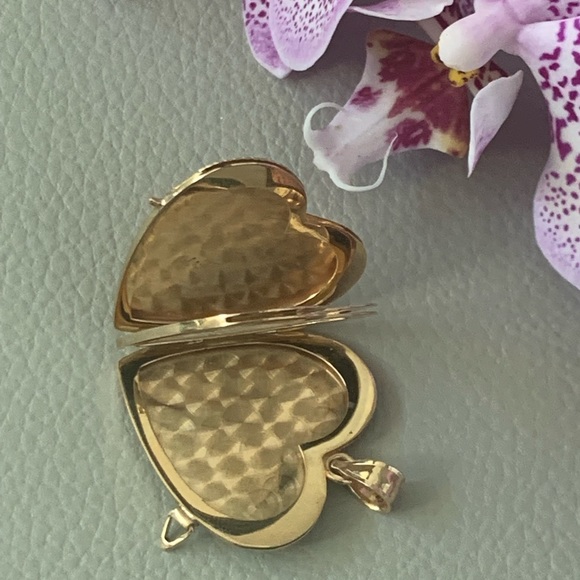 Gorgeous 14K Gold Locket with Baroque Engraving - Picture 6 of 6